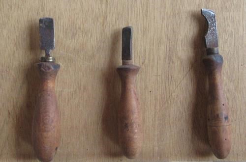 Outil De Cordonnier Ancien Des Années 40 - Main De Forge En Acier Et Bois, Pour Percer Le Cuir, Made In France