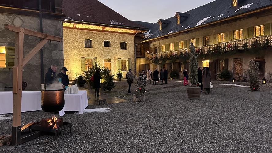 Accueillir ses invités avec un vin chaud traditionnel : l’expérience du chaudron