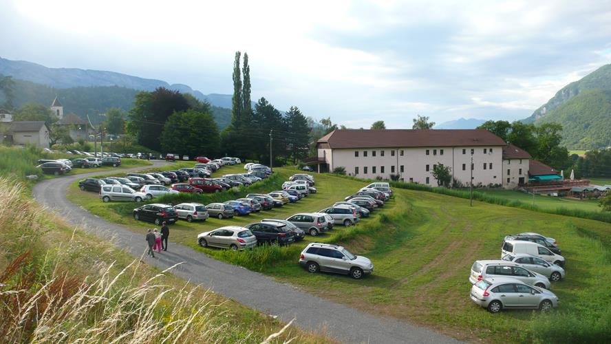 Le confort d’un parking bien aménagé sur le lieu de votre mariage