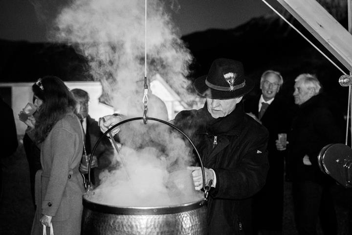 Accueillir ses invités avec un vin chaud traditionnel : l’expérience du chaudron