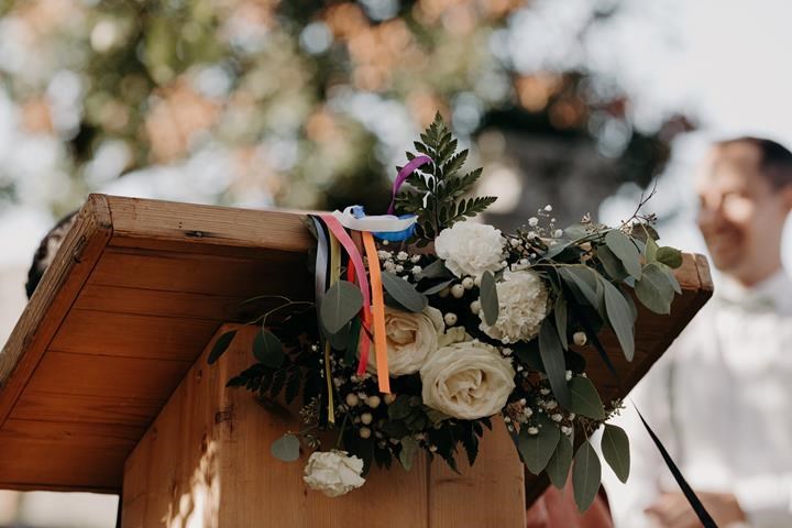 Comment choisir son officiant pour une cérémonie laïque dans les Alpes